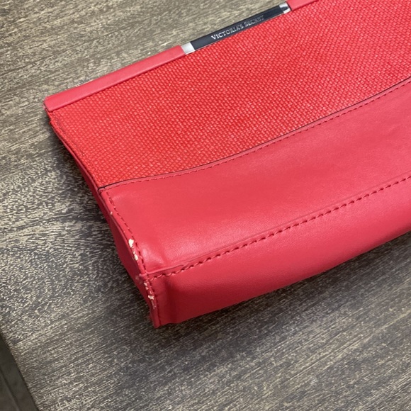 Victoria’s Secret clutch bank with clip to close - Picture 5 of 10